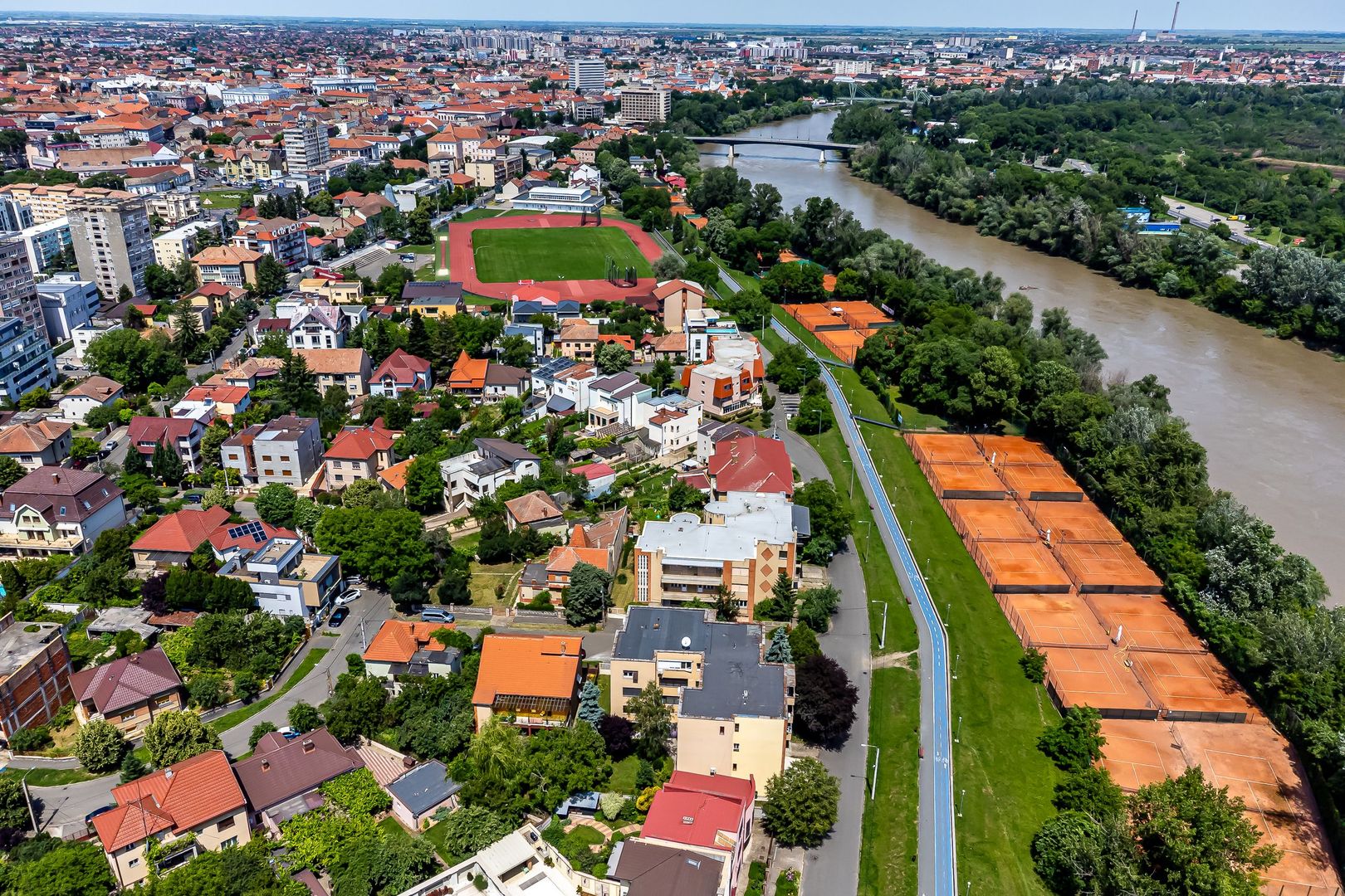 Proprietate cu teren generos în cea mai râvnită zonă a Aradului - Poză 5