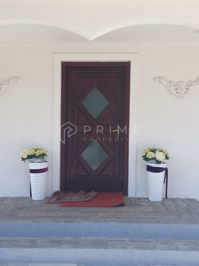 Casa perfectă pentru familie – curte, foișor cu grătar și garaj triplu - Poză 8