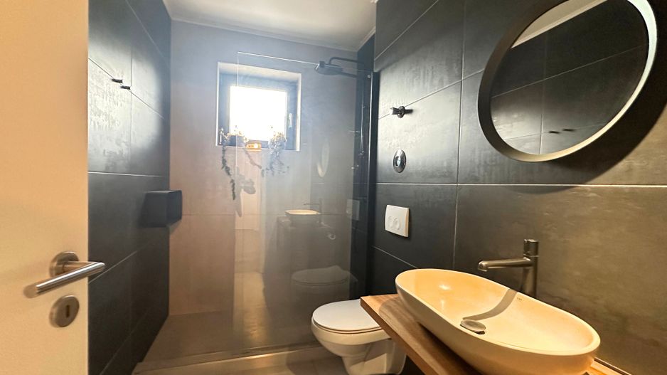 Apartament 2,5 camere chic cu grădină balcon vitrat și mobilier premium - Poză 21