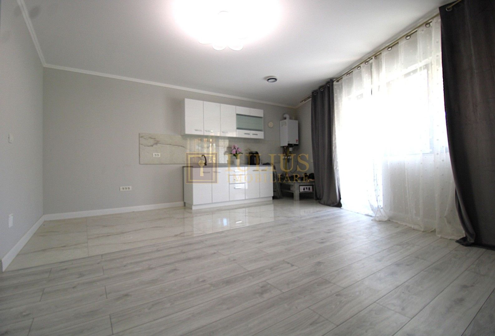 Curte, 4 apartamente, 8 camere, perfectă pt activități educaționale-Dumbravita - Poză 6