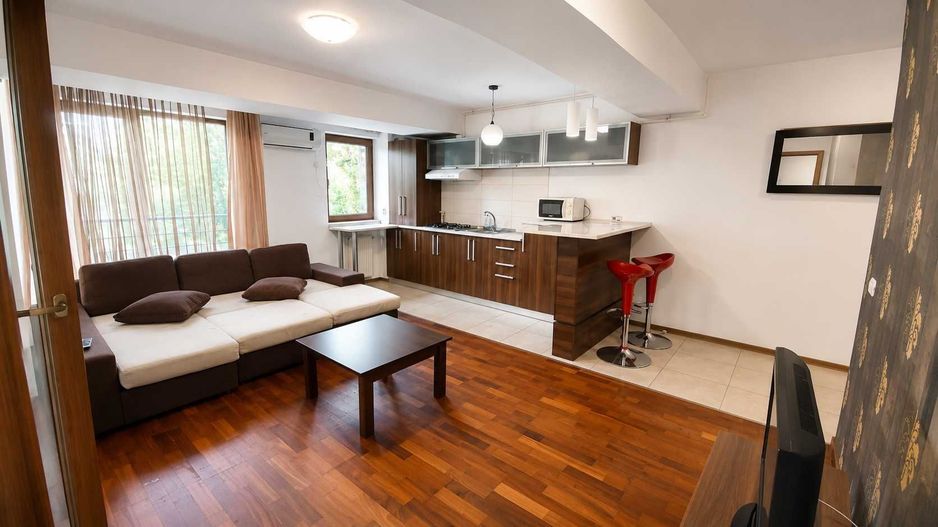 Apartament 2 camere ultracentral în Mamaia, zona Rex, parcare privată - Poză 1