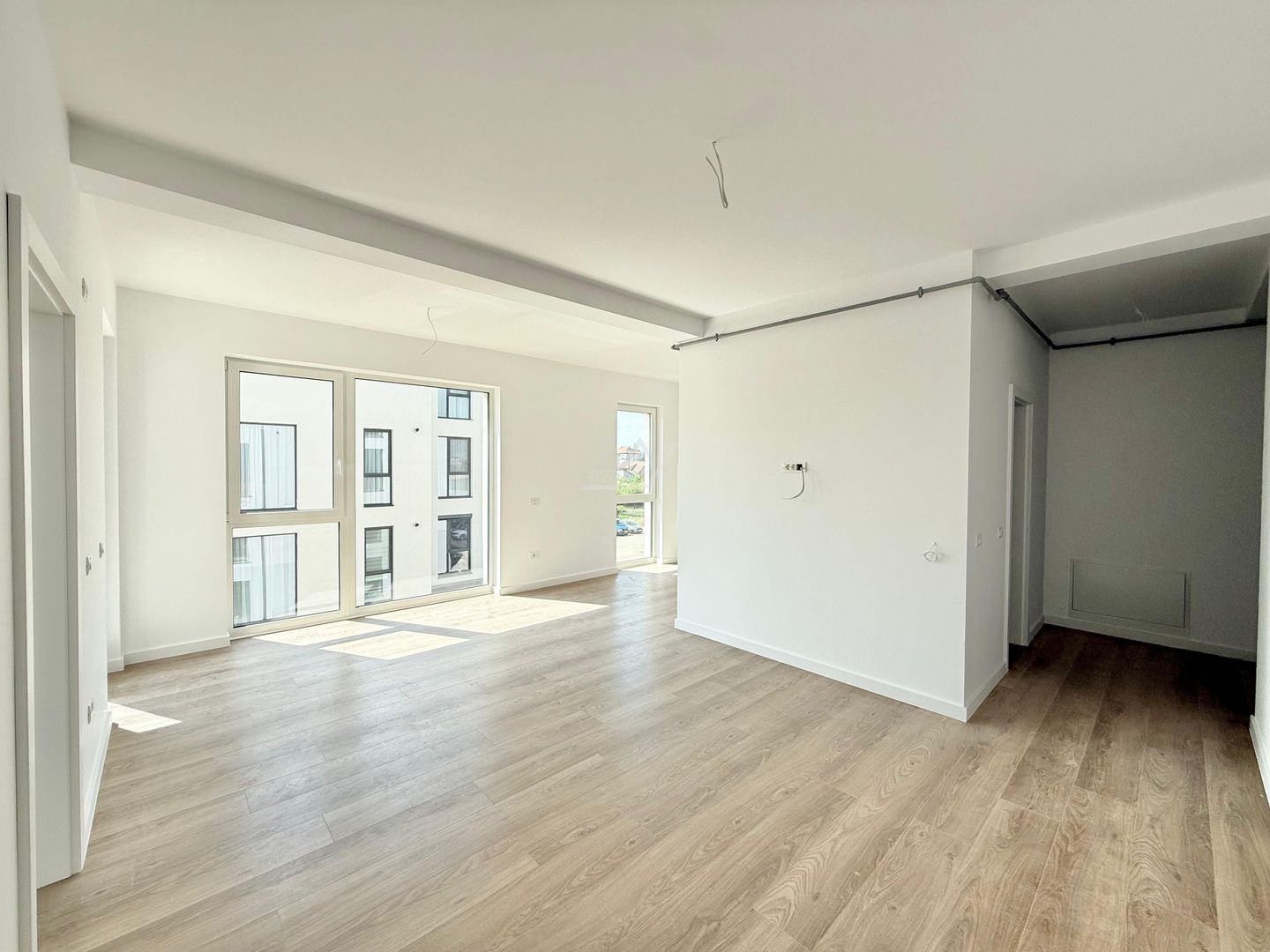 Comision 0! Etaj 1. Loc de parcare. Lift. - Poză 1