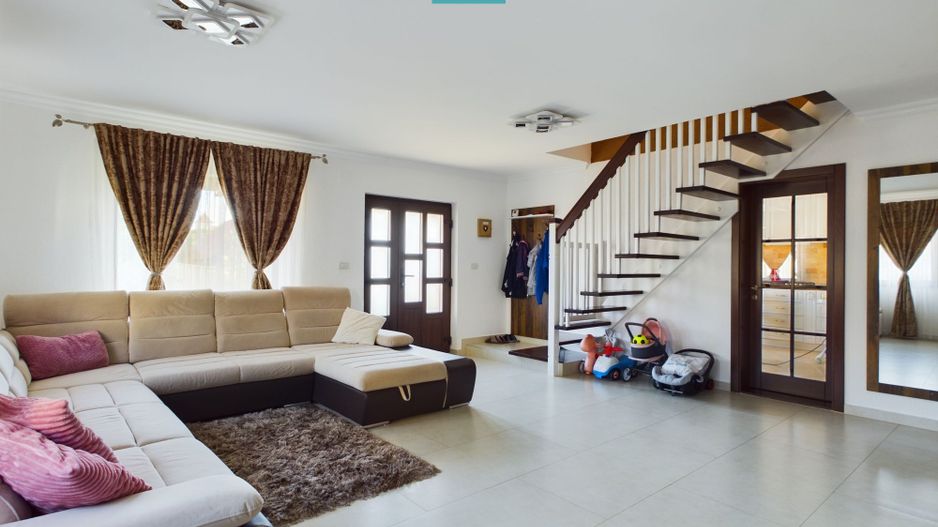 Vilă cu mansardă în Bujac - Poză 6