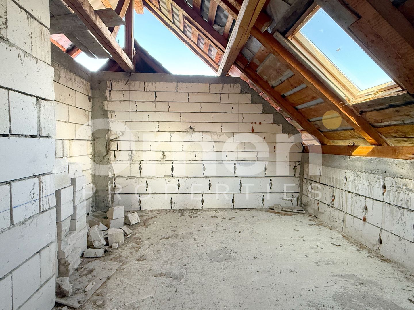 Casă cu potențial imens P+M, teren 7,91 ari, zonă liniștită, Ocna Șugatag. - Poză 10