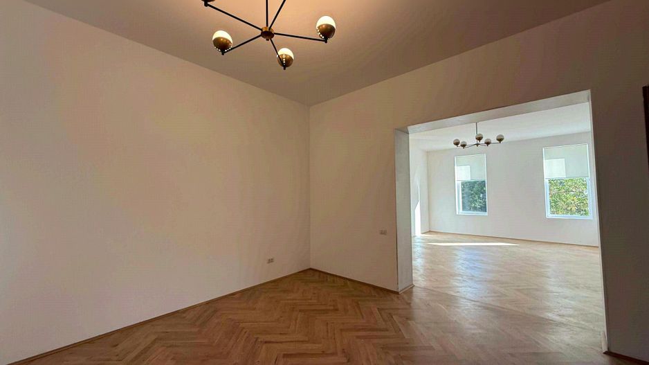 Vilă elegant renovata pentru business de prestigiu - Poză 3