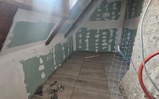 Casă veche, solidă, cu 4 camere, pivniță boltită și 4 băi – zonă centrală - Poză 5