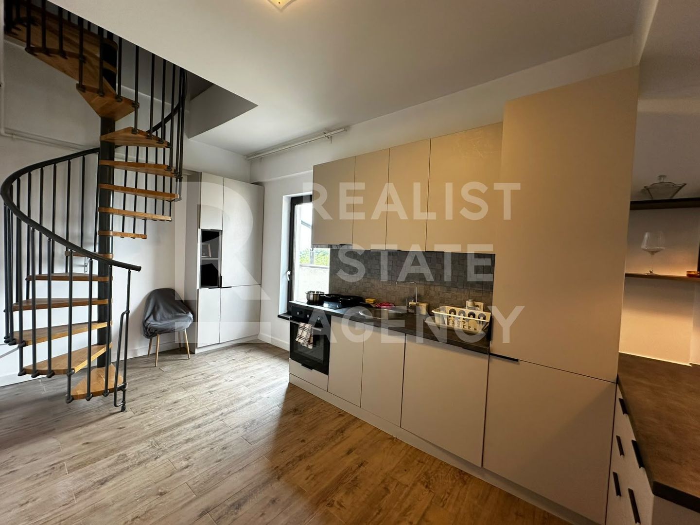 Închiriere, Penthouse cu 2 camere + loc de parcare - Poză 4
