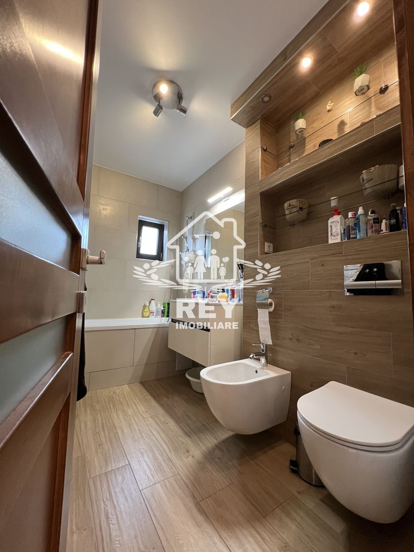 Casă de tip triplex la vânzare 6 camere /Șelimbăr /Secția 1 de Poliție - Poză 5